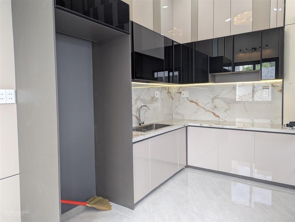 Bán căn góc 3 mặt tiền, sổ hồng riêng, khu đông dân rất thích hợp để kinh doanh mua bán