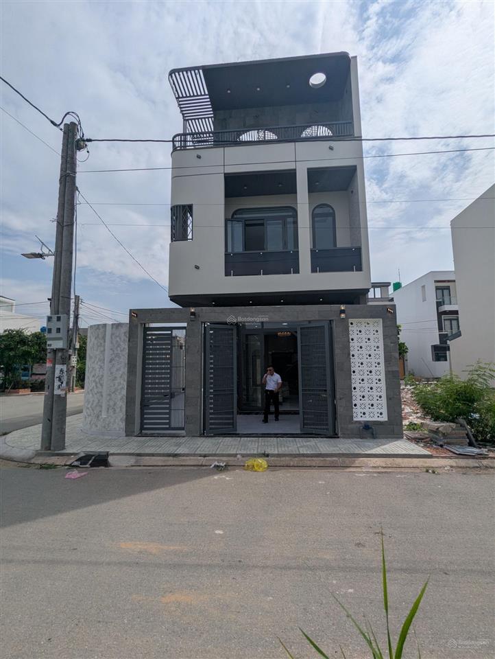 Bán căn góc 3 mặt tiền, sổ hồng riêng, khu đông dân rất thích hợp để kinh doanh mua bán