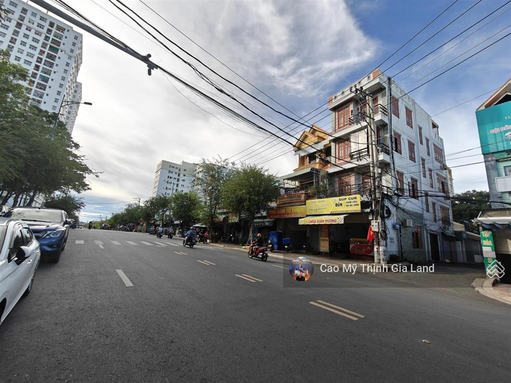 Bán căn góc 1 trệt 3 lầu đường nguyễn hữu cảnh  đối diện trường tiểu học chí linh  đct 20tr/th