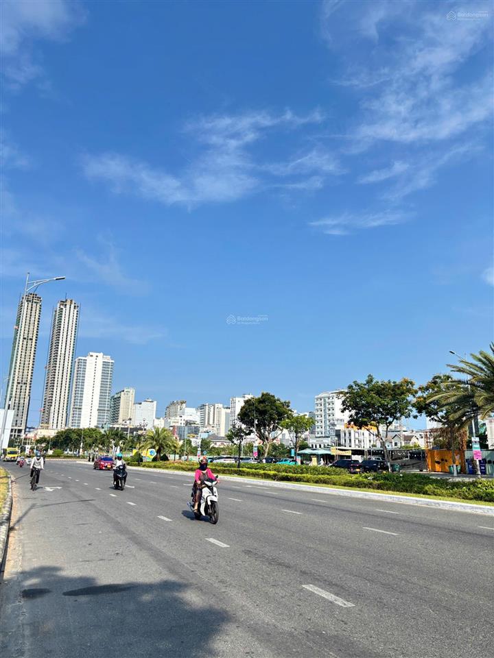 Cho thuê lô đất 3 mặt tiền đường phạm văn đồng 1900m2 giá chỉ 300tr/th