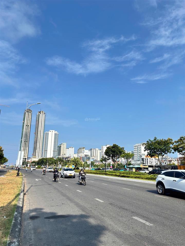 Cho thuê lô đất 3 mặt tiền đường phạm văn đồng 1900m2 giá chỉ 300tr/th