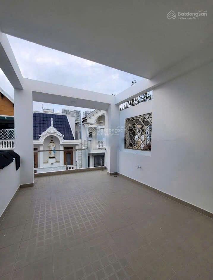 Nhà mới 3 lầu tại hoàng quốc việt cạnh phú mỹ hưng