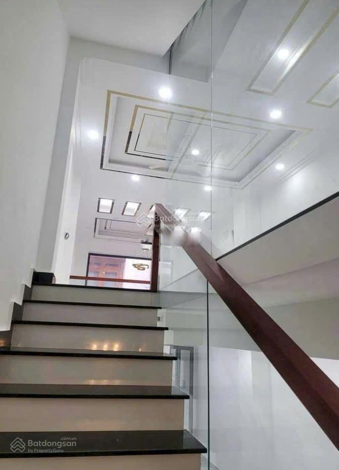 Nhà mới 3 lầu tại hoàng quốc việt cạnh phú mỹ hưng