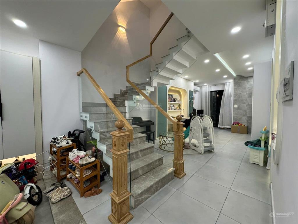 Nhà full nội thất giá siêu hời tại phú thuận q7