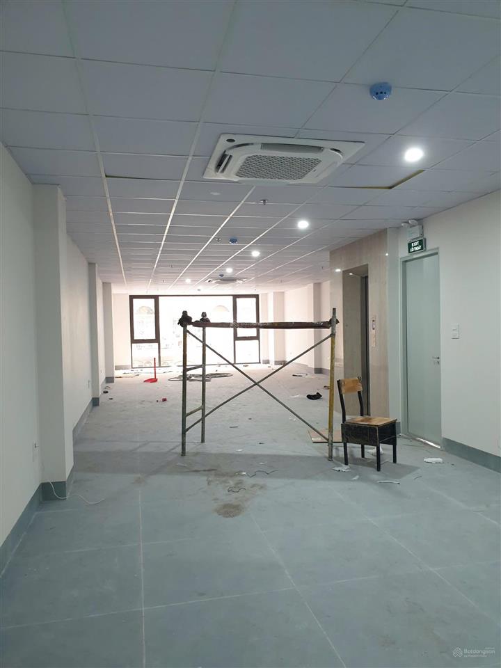 Chính chủ cần cho thuê nhà tầng 1,2 rộng 240m2 làm văn phòng, có hầm để xe  0986 664 ***