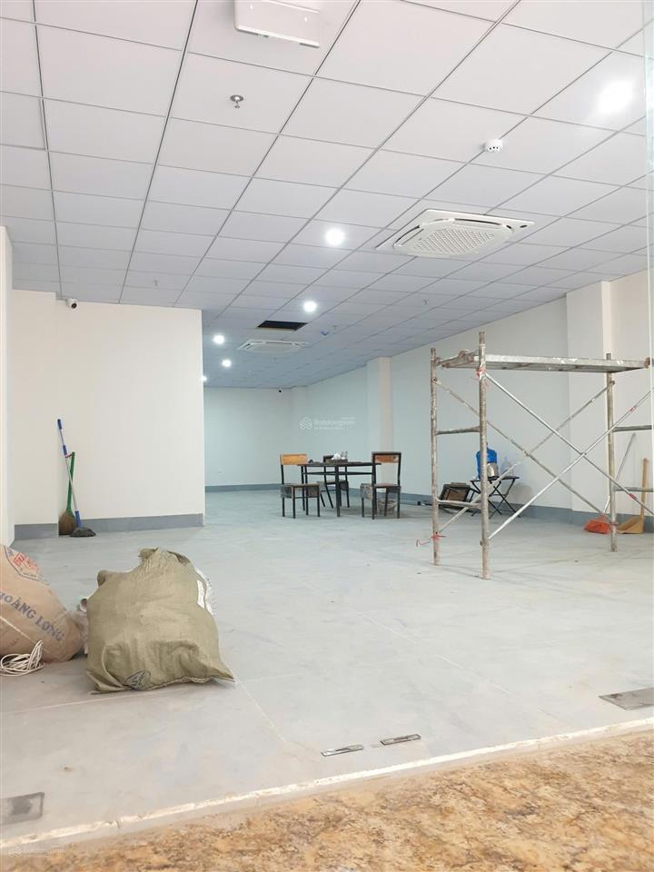 Chính chủ cần cho thuê nhà tầng 1,2 rộng 240m2 làm văn phòng, có hầm để xe  0986 664 ***