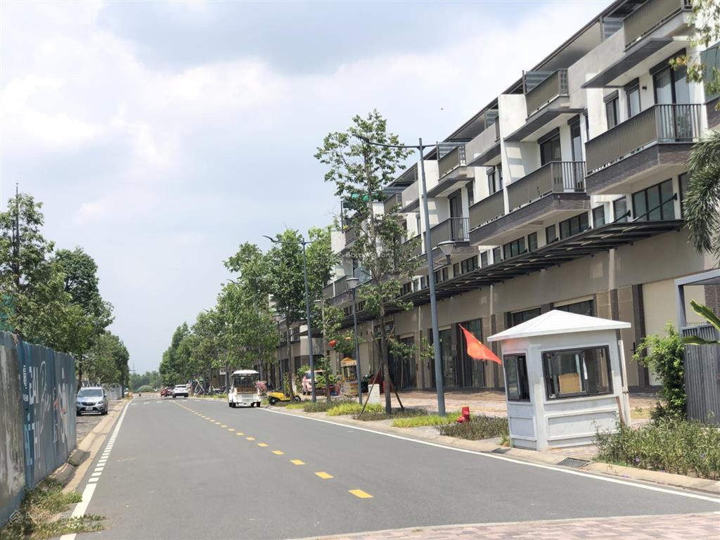 Bán gấp shophouse (giá tốt )gần vịnh harbour  kdt waterpoint  bến lức long an