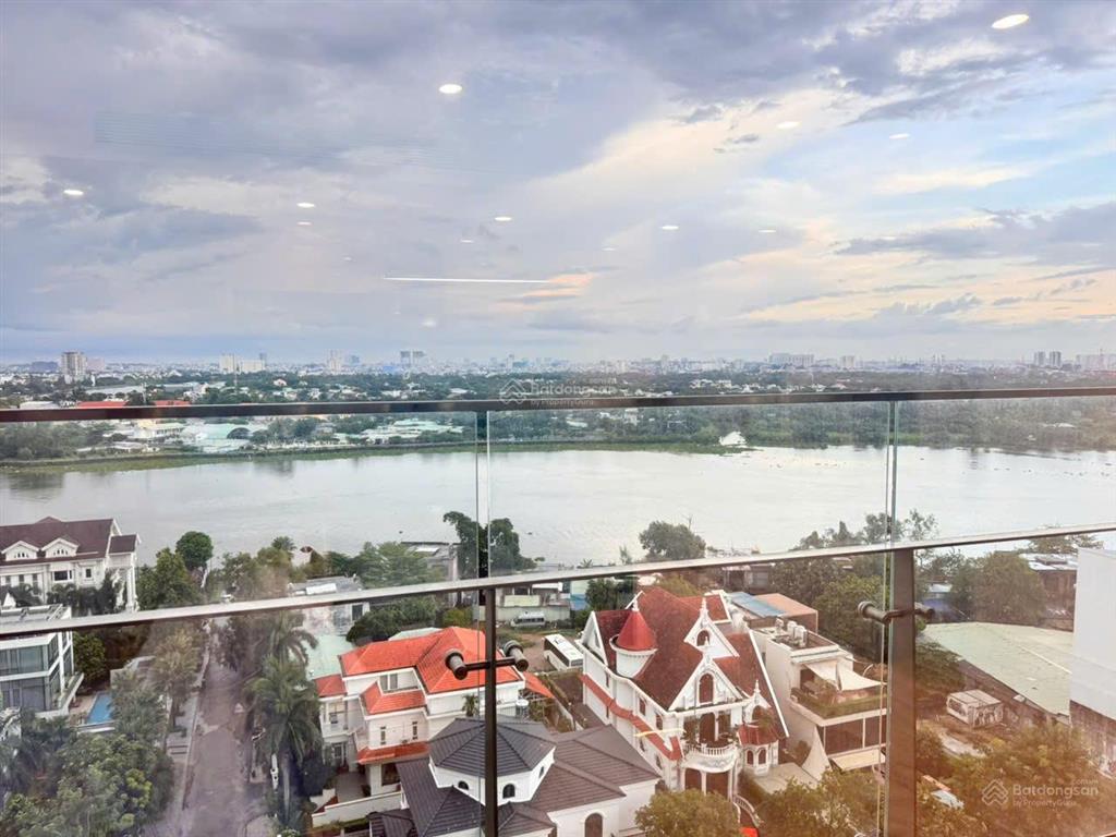 Nhà đẹp lại còn view sông, 2 phòng ngủ 84m2, nội thất cơ bản, giá 40 triệu, tại thảo điền green