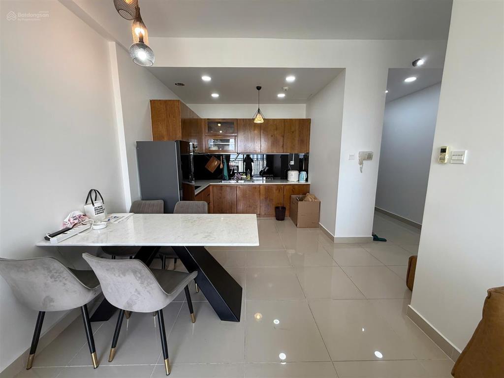 Săn 2 phòng ngủ 73m2 với nội thất tiện nghi, giá 18 triệu tại the sun avenue.
