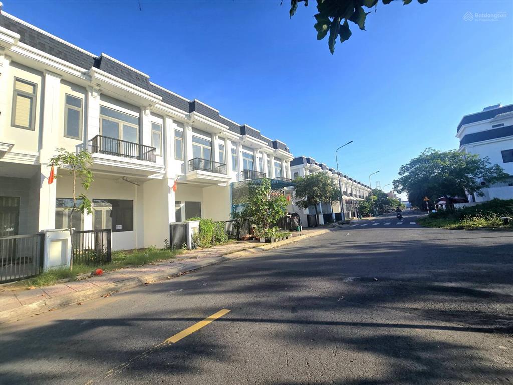 Nhà phố giá rẻ nhất khu the sol city nhà ngộp cắt lỗ bán gấp. nhà 1trệt 1 lầu 1tum shr đã hoàn công