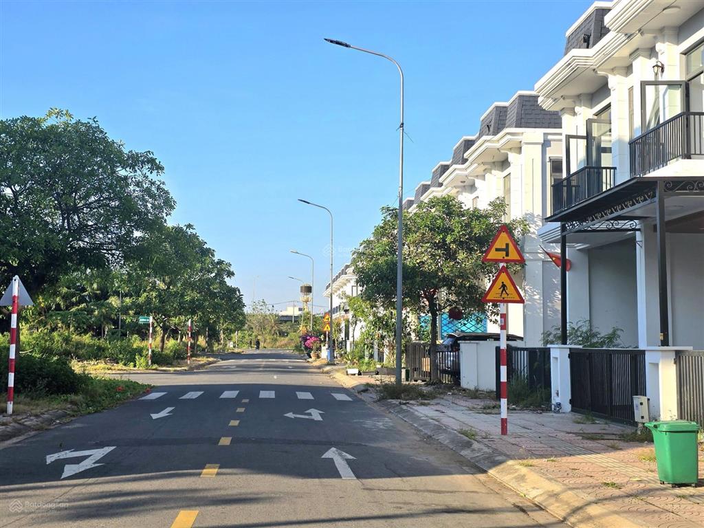 Nhà phố giá rẻ nhất khu the sol city nhà ngộp cắt lỗ bán gấp. nhà 1trệt 1 lầu 1tum shr đã hoàn công