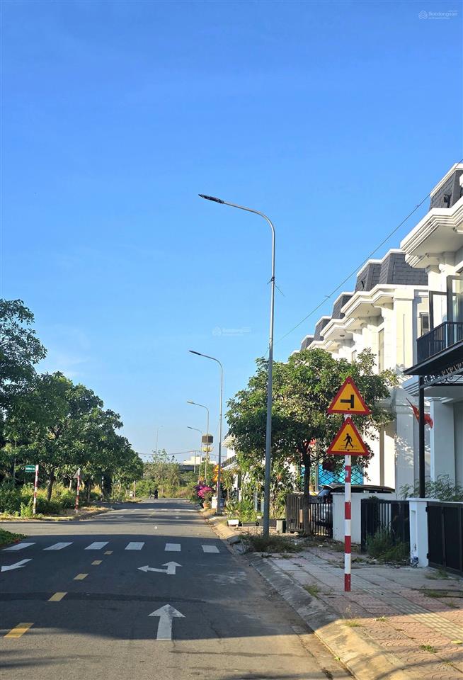 Nhà phố giá rẻ nhất khu the sol city nhà ngộp cắt lỗ bán gấp. nhà 1trệt 1 lầu 1tum shr đã hoàn công