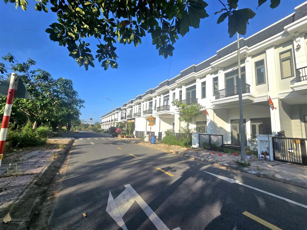 Nhà phố giá rẻ nhất khu the sol city nhà ngộp cắt lỗ bán gấp. nhà 1trệt 1 lầu 1tum shr đã hoàn công