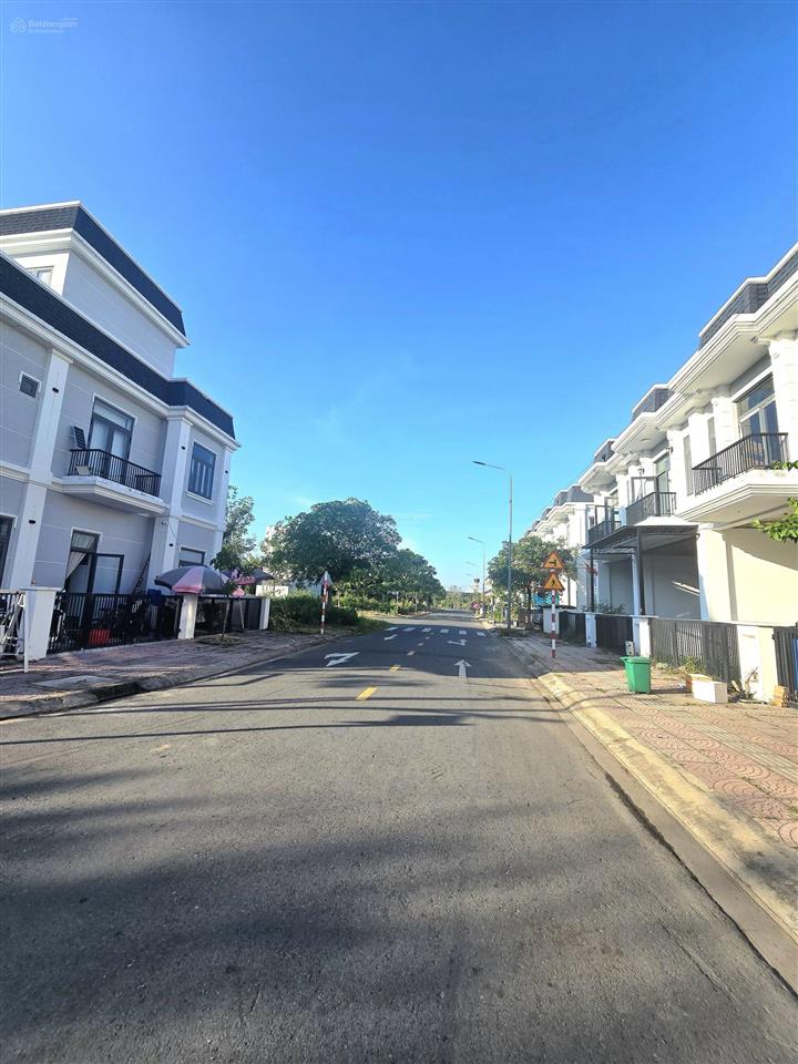 Nhà phố giá rẻ nhất khu the sol city nhà ngộp cắt lỗ bán gấp. nhà 1trệt 1 lầu 1tum shr đã hoàn công