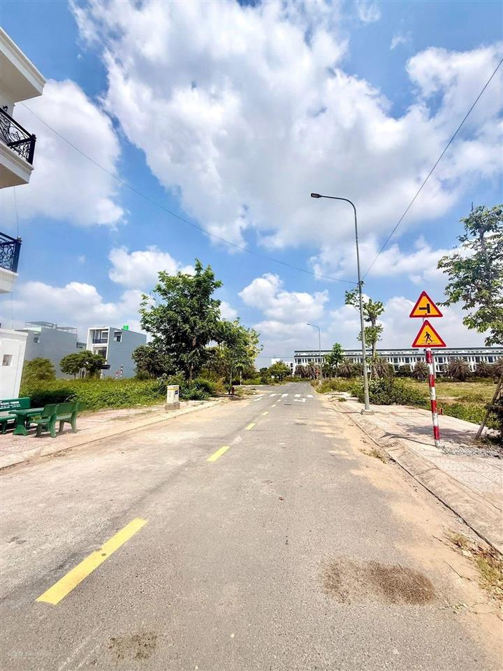 Bán nhà phố 1trêt 1 lầu tại the sol city, 3,98 tỷ, 92,5 m2, 4pn, 4wc, hướng đb