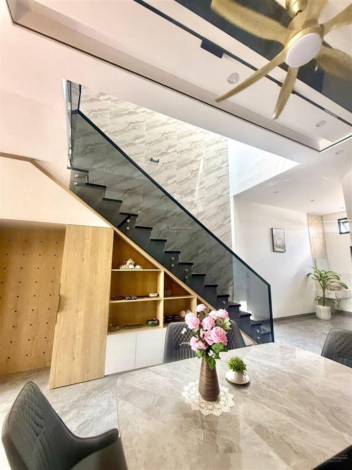 Bán nhà phố 1trêt 1 lầu tại the sol city, 3,98 tỷ, 92,5 m2, 4pn, 4wc, hướng đb