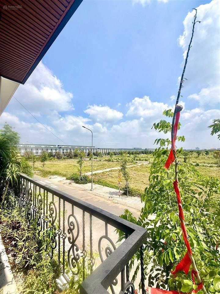 Bán nhà phố 1trêt 1 lầu tại the sol city, 3,98 tỷ, 92,5 m2, 4pn, 4wc, hướng đb