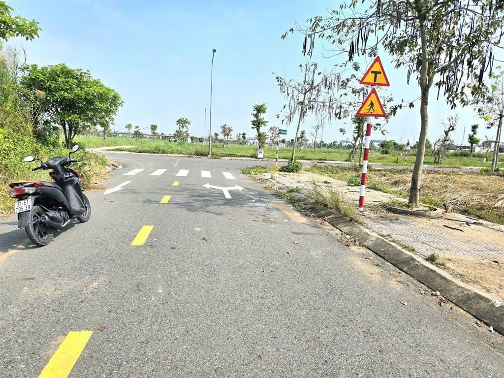 Bán đất nền ngộp khu đô thị the sol city. đất đối diện công viên trường học. shr công chứng ngay