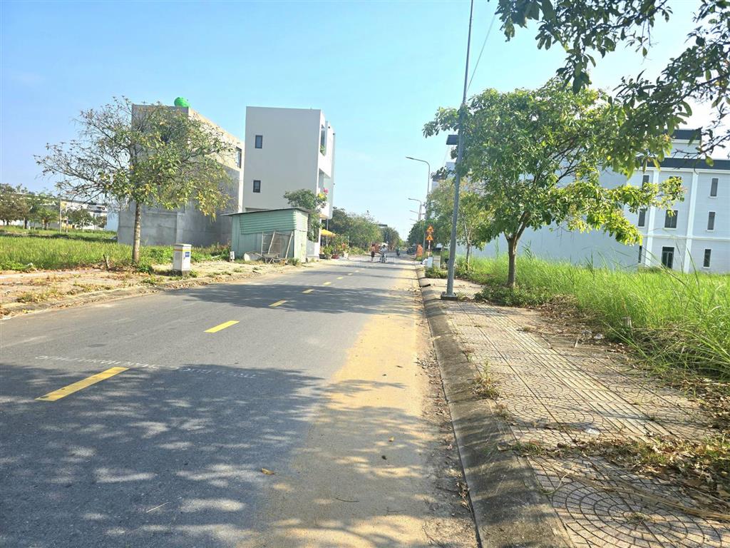 Bán đất nền ngộp khu đô thị the sol city. đất đối diện công viên trường học. shr công chứng ngay