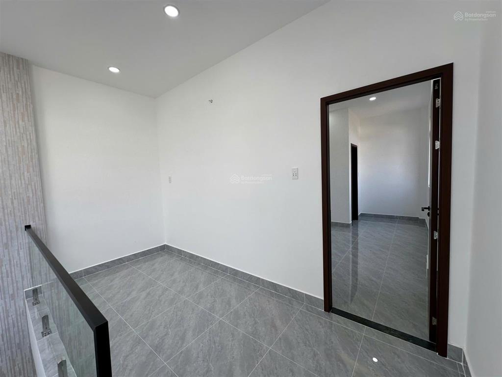 Bán căn góc nhà mới đườg bờ đế gần kđt năm sao .nhà mới giá rẻ shr hoàn công đầy đủ .tặng nội thât