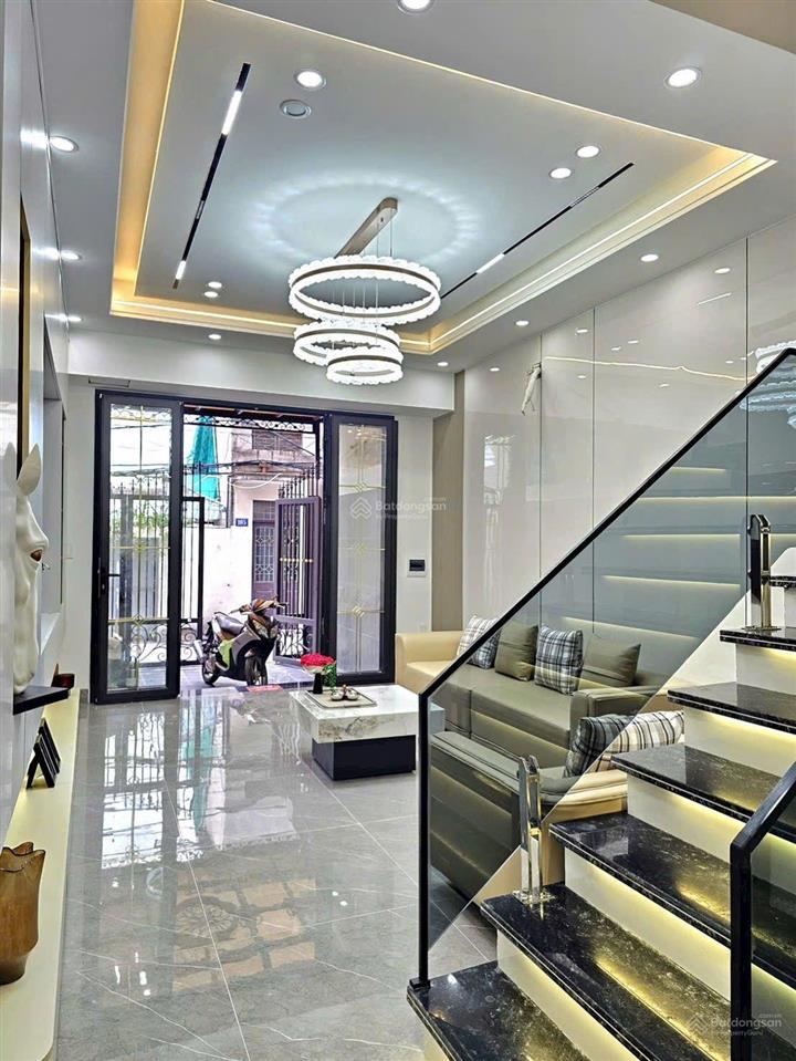 Bán căn nhà mặt ngõ hàng kênh kd buôn bán các mặt hàng. show room, spa làm đẹp, salon tóc.