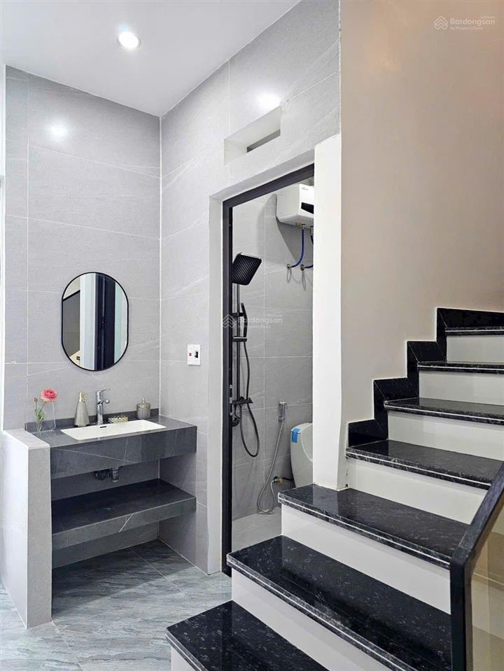 Bán căn nhà mặt ngõ hàng kênh kd buôn bán các mặt hàng. show room, spa làm đẹp, salon tóc.