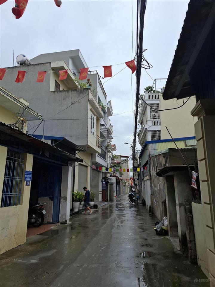 Hàng f0 bán căn nhà ngõ đá hàng gà nguyễn đức cảnh ngõ trước nhà rộng 5m vị trí siêu đẹp.