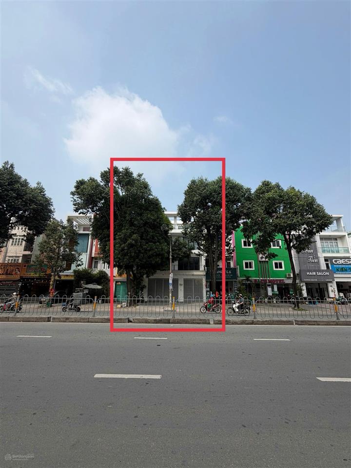 Cho thuê nhà mặt tiền đường tên lửa 9*20 đẹp sàn trống suốt có thang máy