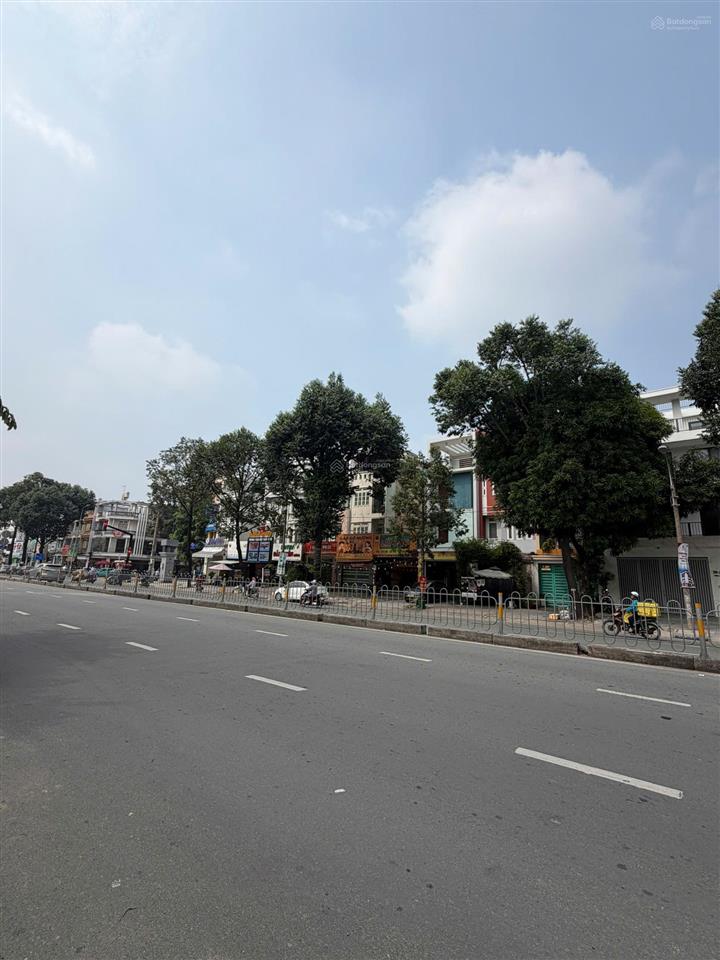 Cho thuê nhà mặt tiền đường tên lửa 9*20 đẹp sàn trống suốt có thang máy
