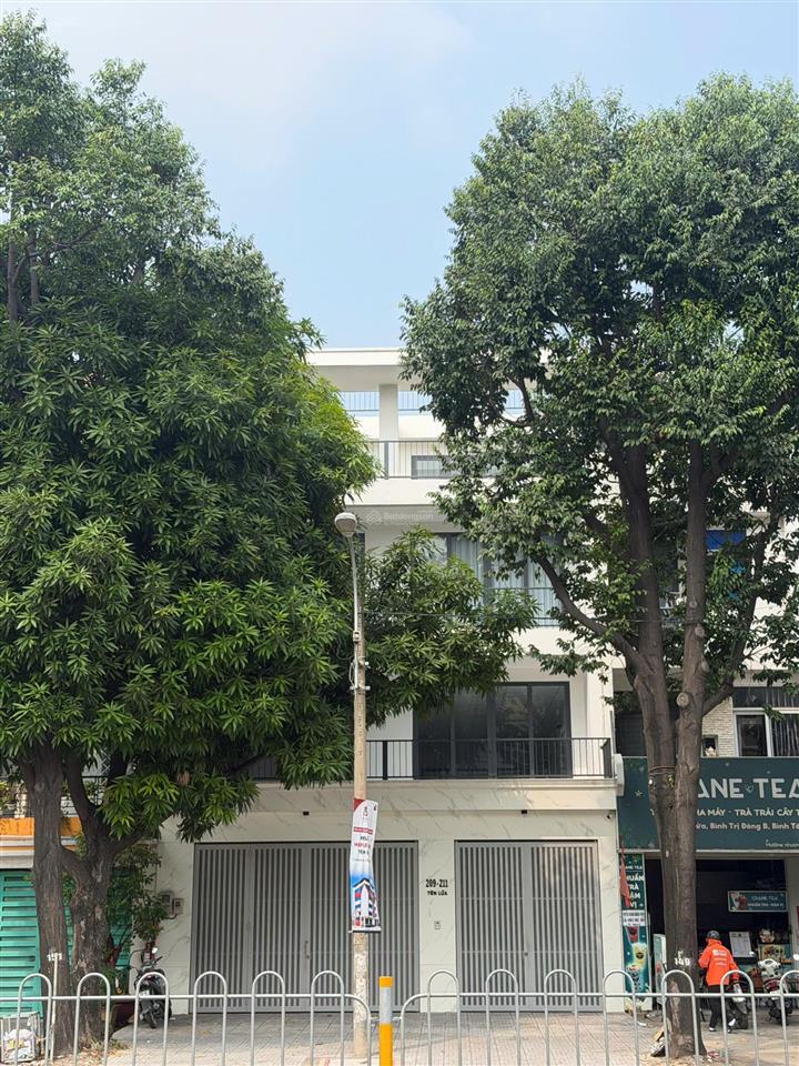 Cho thuê nhà mặt tiền đường tên lửa 9*20 đẹp sàn trống suốt có thang máy