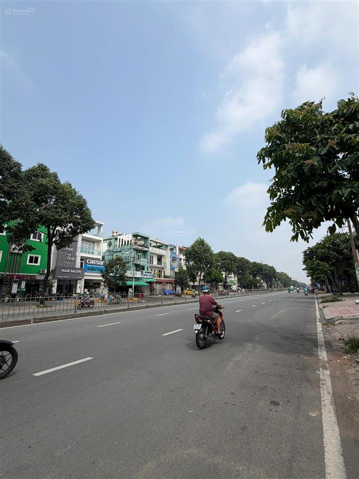 Cho thuê nhà mặt tiền đường tên lửa 9*20 đẹp sàn trống suốt có thang máy