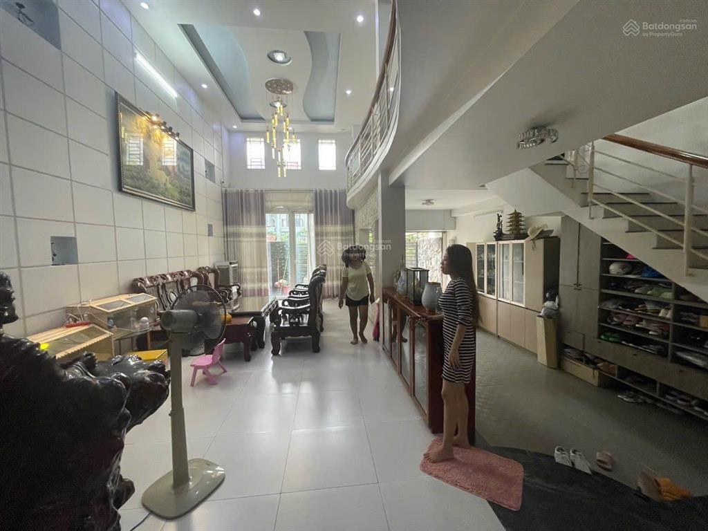 Nhà mặt tiền đường rộng 20m. ngang 7m x 18m. 4 tầng kiên cố. khu bên sông gần tttm gigamall. 23 tỷ