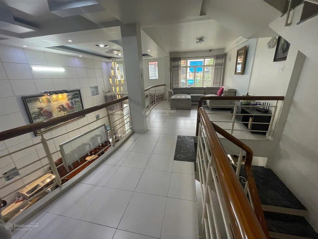 Nhà mặt tiền đường rộng 20m. ngang 7m x 18m. 4 tầng kiên cố. khu bên sông gần tttm gigamall. 23 tỷ