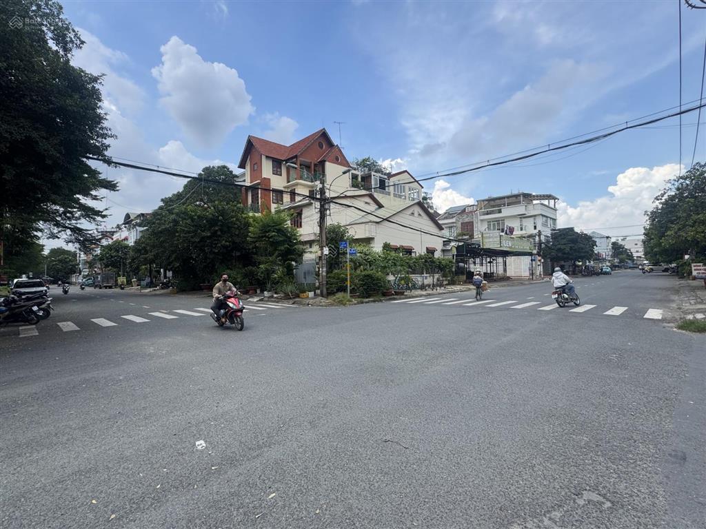 Rẻ hơn thị trường 1 tỷ  lô góc 2 mặt tiền 117m2(8x15m) đường 23, khu bên sông gần gigamall pvđ hbc