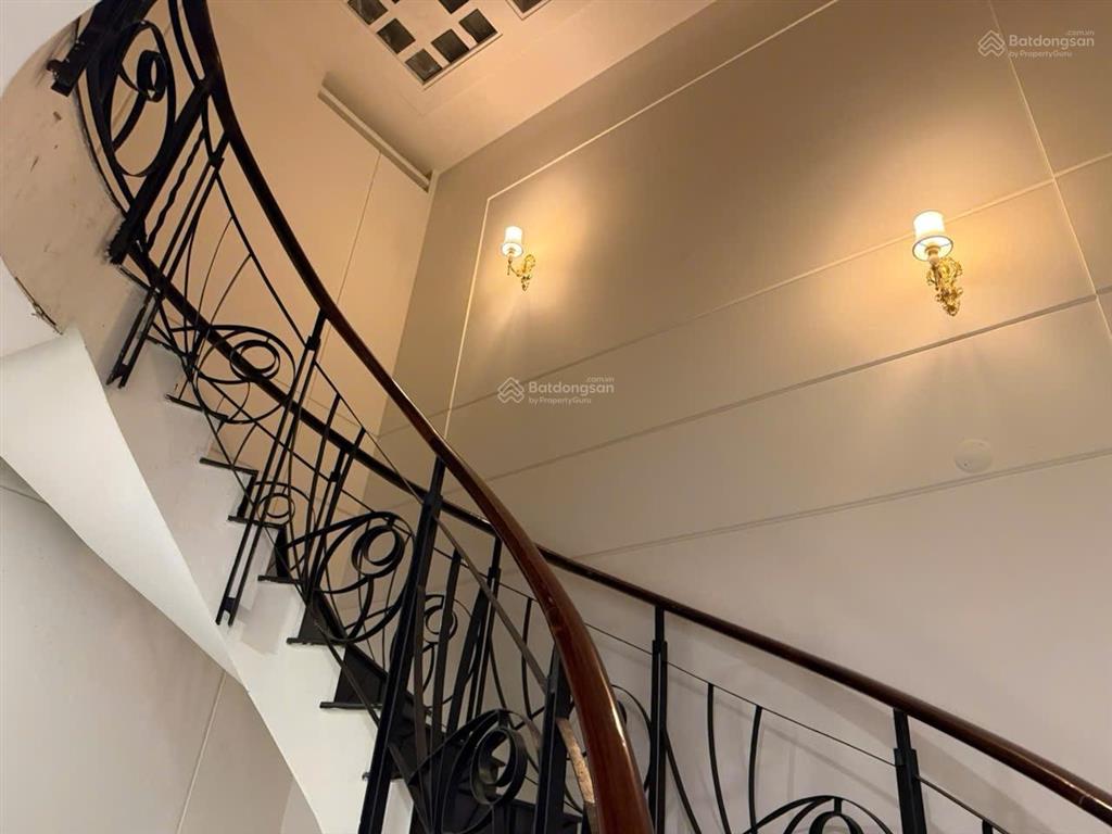 Cho thuê nhà 4 tầng mặt tiền đường 20m. khu bên sông gần gigamall. dt 124m2(7x17.5m). ở, làm vp,..