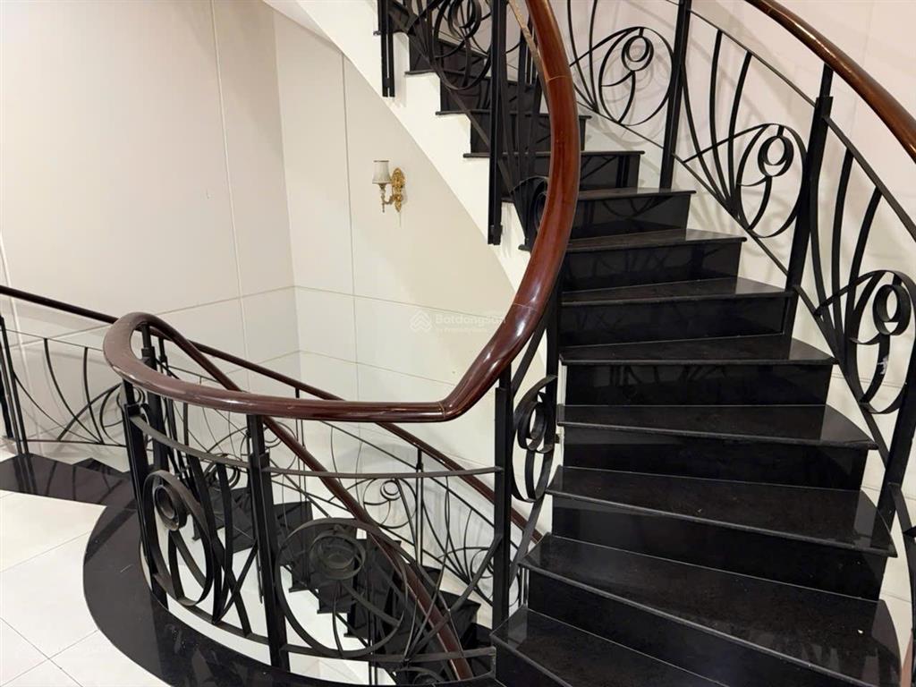 Cho thuê nhà 4 tầng mặt tiền đường 20m. khu bên sông gần gigamall. dt 124m2(7x17.5m). ở, làm vp,..
