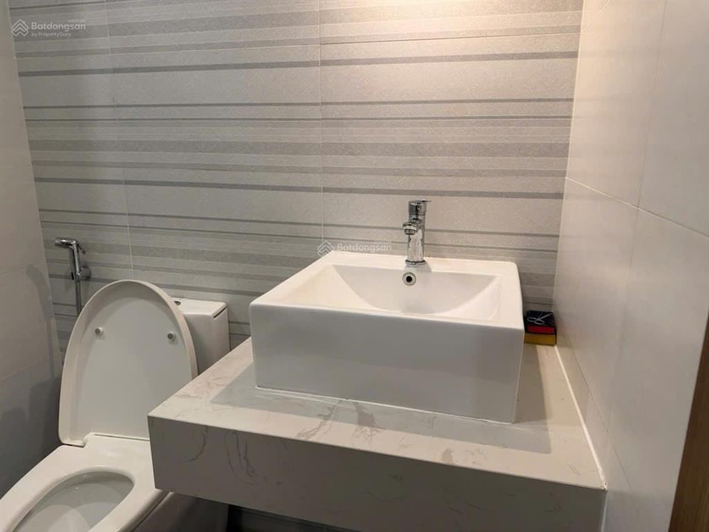 Cho thuê nhà 4 tầng mặt tiền đường 20m. khu bên sông gần gigamall. dt 124m2(7x17.5m). ở, làm vp,..