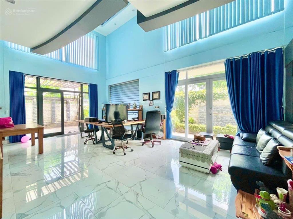 Cho thuê biệt thự 3 tầng 2 mặt tiền view sông sài gòn. dtsd ~700m2. khu ven sông gần tttm gigamall.