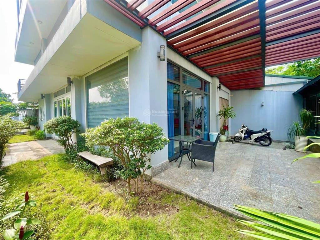 Cho thuê biệt thự 3 tầng 2 mặt tiền view sông sài gòn. dtsd ~700m2. khu ven sông gần tttm gigamall.