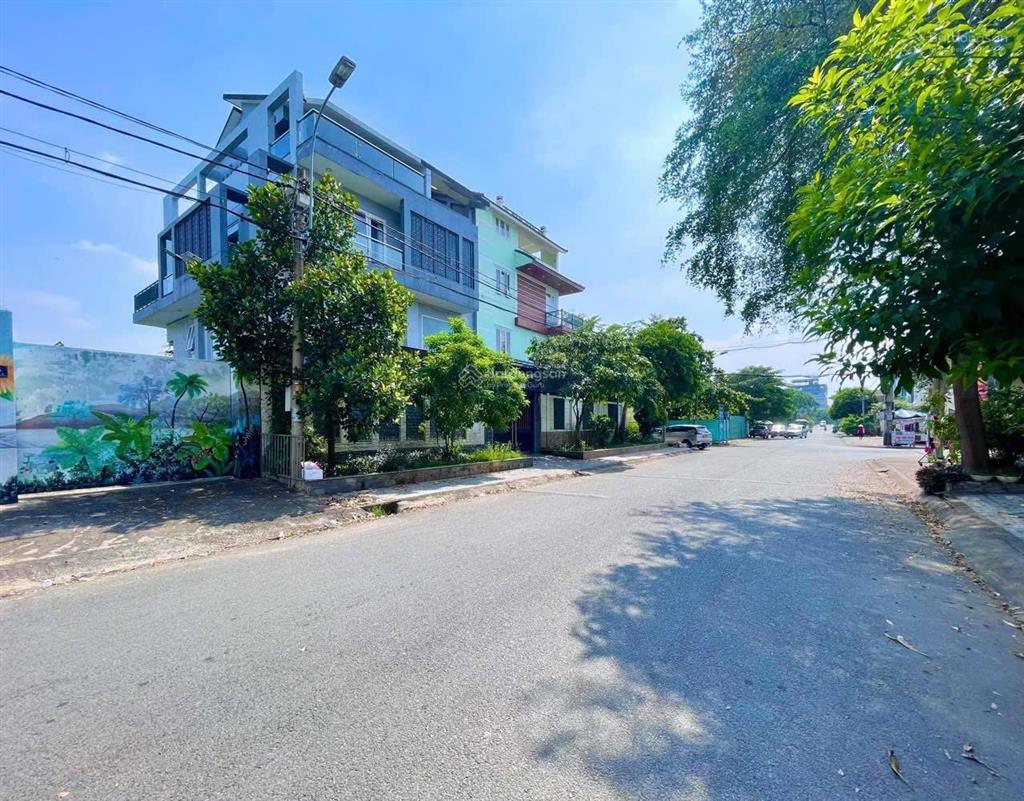 Cho thuê biệt thự 3 tầng 2 mặt tiền view sông sài gòn. dtsd ~700m2. khu ven sông gần tttm gigamall.