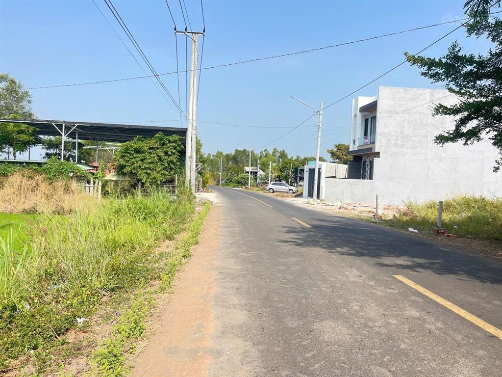 Bán lô đất mặt tiền lê thanh tông thị trấn đất đỏ , dt 258m2,thổ cư 120m2, 10m x26 m