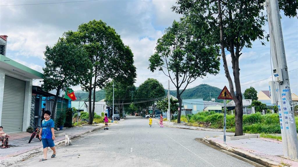 2lô ngày chợ kim hải thuộc phương kim dinh ba rịa dt lô 1  90 m 5x18 full thổ cư ,