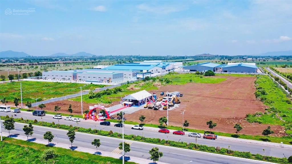 Mặt tiền phạm hùng vị trí vip ngay ngã tư đèn đỏ xã đất đỏ  tp hcm. dt 393m2 thổ cư 60m ngang 8,