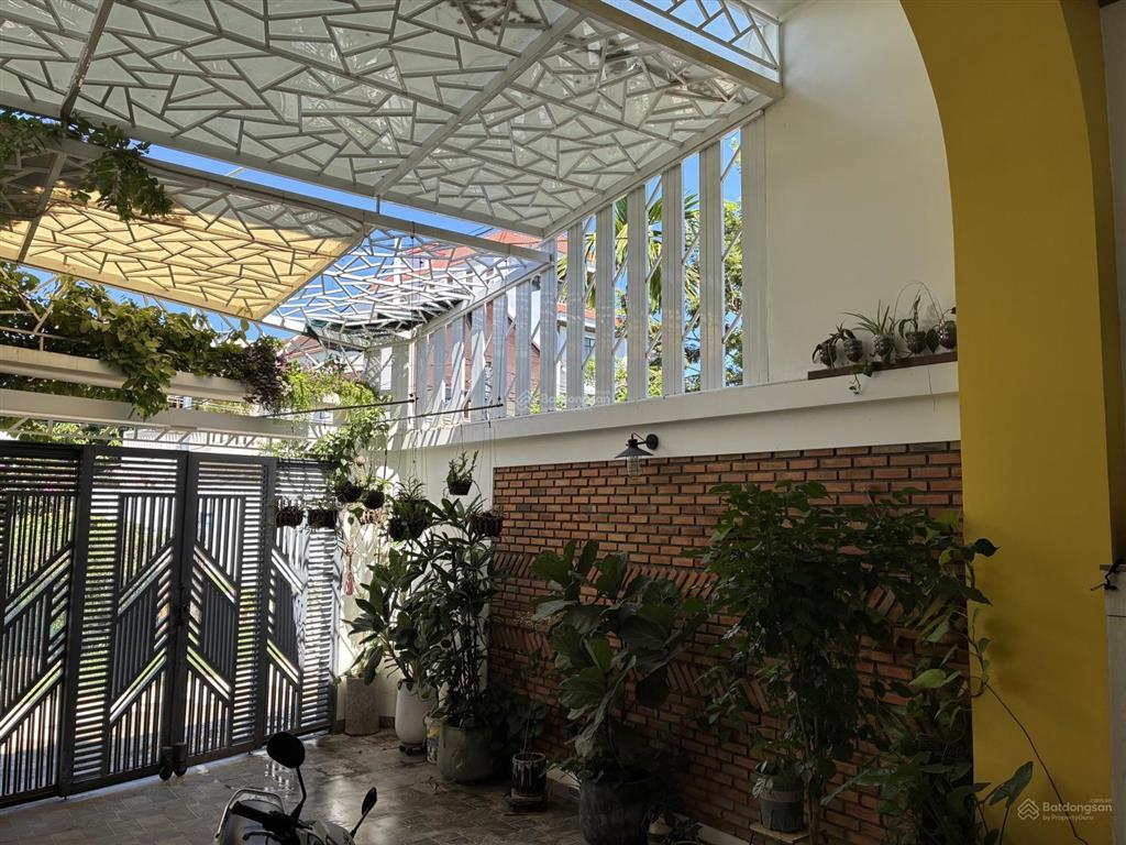 Nhà phố nhiều mảng xanh, phù hợp mở cafe, yoga