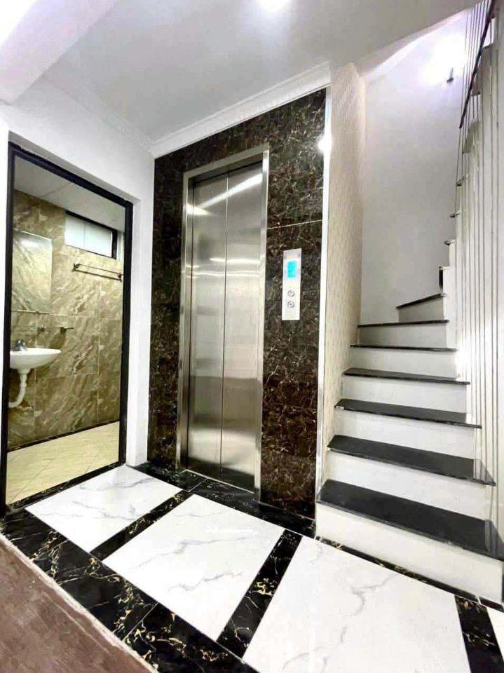 BÁN GẤP NHÀ ĐỘI CẤN TT BA MỚI KOONG, THANG MÁY, FULL NỘI THẤT 72M X 7 TẦNG MT 5,5M NHỈNH 20 TỶ.