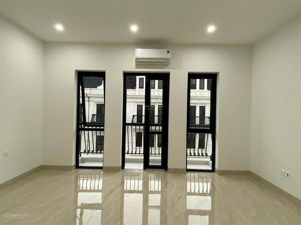 Chính chủ cho thuê nhà dt 107,5m trục đường l12, nhà hoàn thiện, thang máy mới toanh