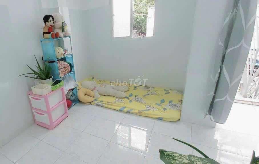 Phòng nhỏ lầu1,sạch đẹp máy lạnh,giờ tự do,tiện đi lại gần chợ Phú Lâm