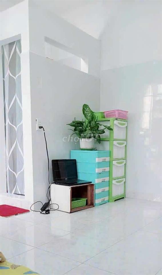 Phòng nhỏ lầu1,sạch đẹp máy lạnh,giờ tự do,tiện đi lại gần chợ Phú Lâm