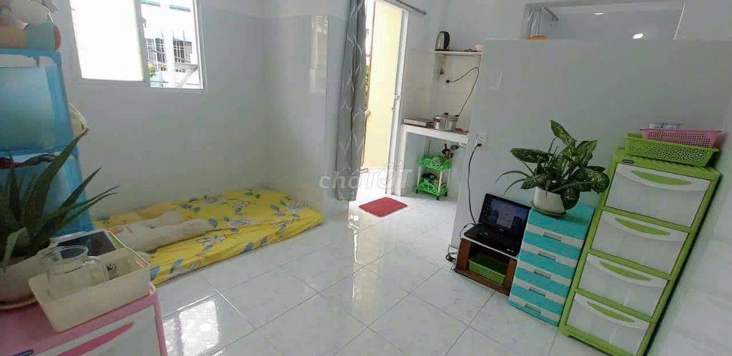 Phòng nhỏ lầu1,sạch đẹp máy lạnh,giờ tự do,tiện đi lại gần chợ Phú Lâm