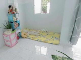 Phòng nhỏ lầu1,sạch đẹp máy lạnh,giờ tự do,tiện đi lại gần chợ Phú Lâm